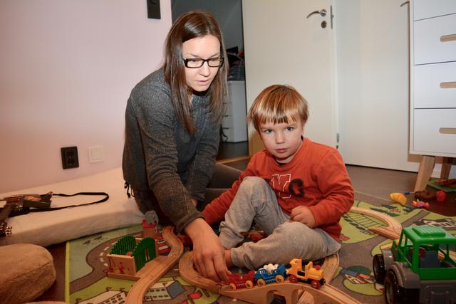Carolina Bjärnstedt från Hult har startat en namninsamling för ensamstående föräldrar vars make/maka avlidit. Hon anser att de borde få längre tidsfrist för sina föräldradagar än till fyraårsdagen. På bilden syns även sonen Loke. 