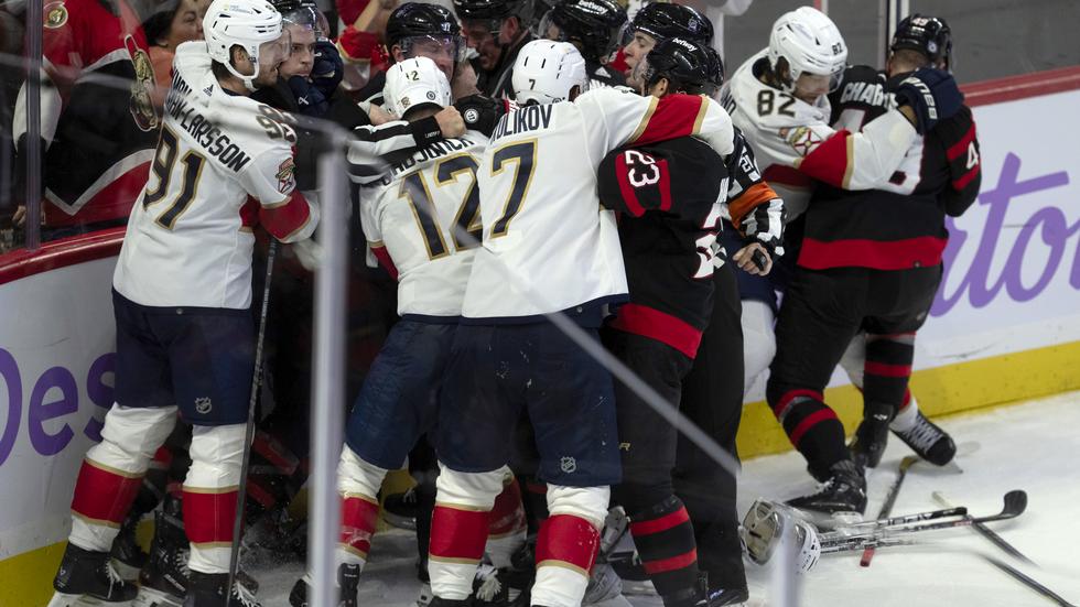 Det blev rejält stökigt i NHL-matchen mellan Ottawa Senators och Florida. Efter ett större slagsmål blev samtliga spelare ute på isen utvisade.