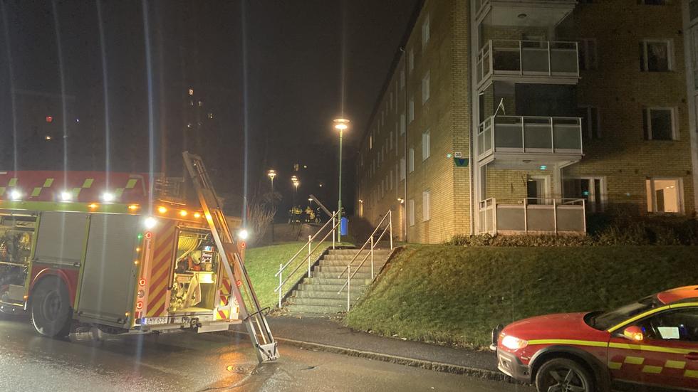 Räddningstjänst, polis och ambulans har ryckt ut till Österängen där det är rökutveckling i en lägenhet. FOTO: Peter Svärd.