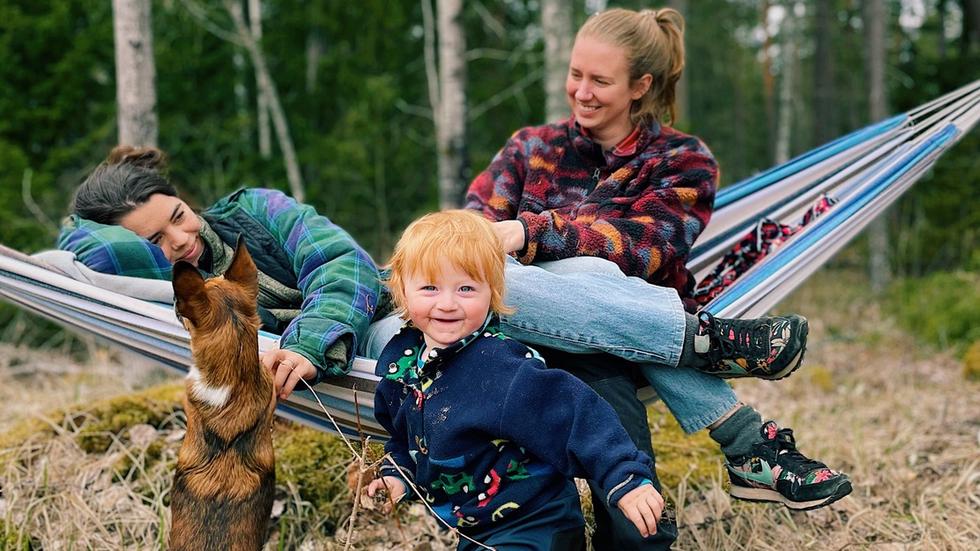 Elsa Swärd Brattström och Cornelia Axelsson träffades 2017 i samband med inspelningen av tv-programmet Farmen. Paret visste tidigt att de ville bli föräldrar och för ett och ett halvt år sedan föddes Ragnar.