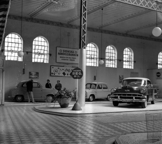 Wiklunds bilfirma ställde ut nya och begagnade bilar i den gamla saluhallen på 1958.