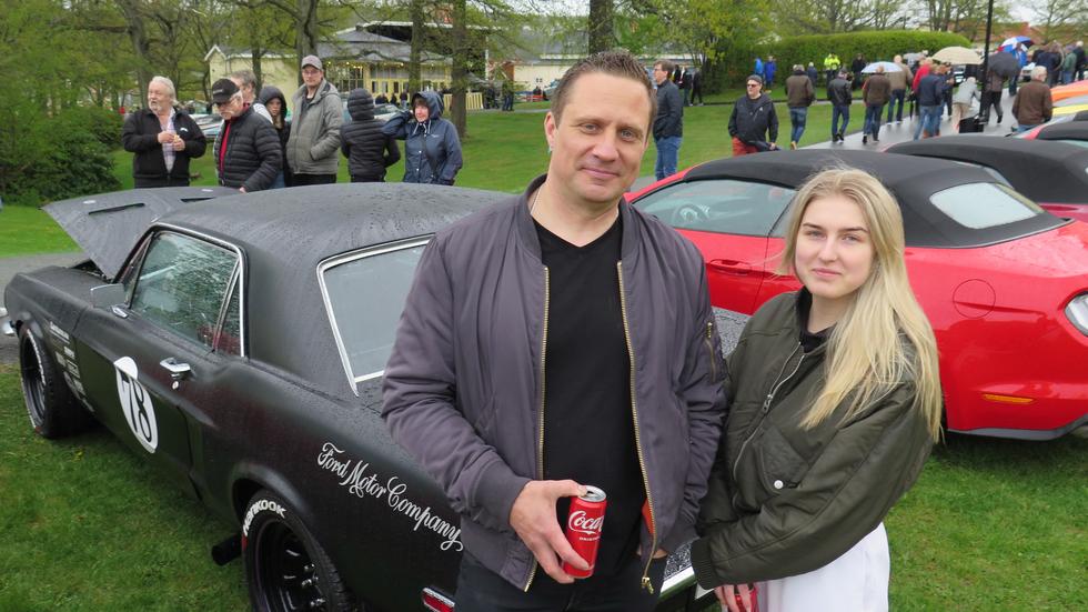Rikard Palm och Maja Sigfridsson från Huskvarna ställde upp en svart Mustang.