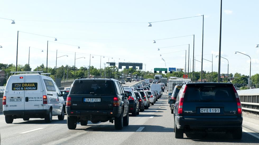 Öland är ett självklart sommarresmål för många Jönköpingbor. Nu går polisen och Trafikverket ut med en uppmaning – och varnar för ett besvärligt trafikläge i början av juni.