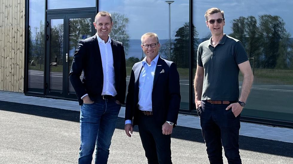 Tositos vd Tommy Fritz utanför bilhallen i Habo tillsammans med Robert Bloom, vd Nybergs Bil och Tositos projektchef Gustav Hjertquist.