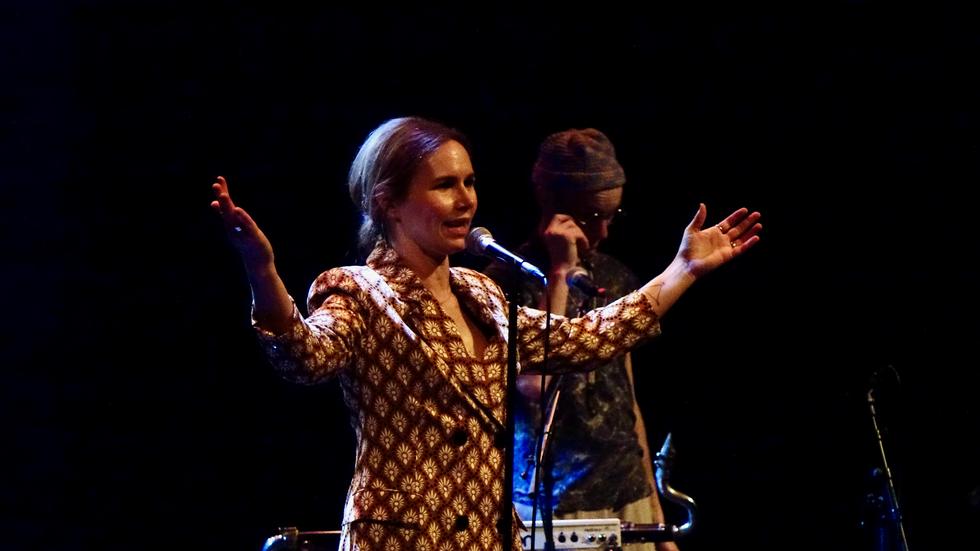 Nina Persson letade jazz  på Jönköpings
teater och hittade en riktigt bra nerv,  med god hjälp av saxofonisten Nils Berg.