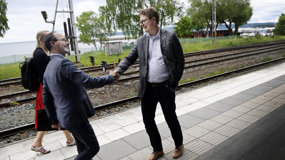 Marcus Eskdahl välkomnade tidigare i juni beskedet om att Jönköping ska bli ett nav för de nya stambanorna. Här skakade han hand med infrastrukturminister Thomas Eneroth (S) när han besökte Jönköping.