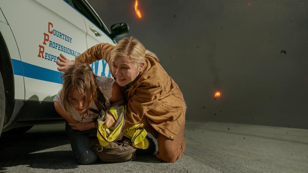 Cailee Spaeny och Kirsten Dunst som krigsfotografer i ett USA som drabbats av inbördeskrig.