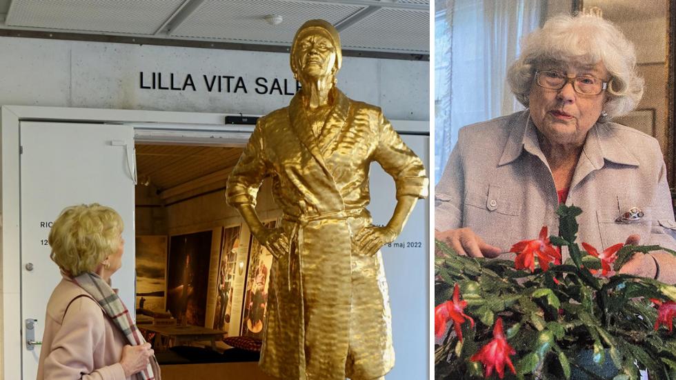 Yvonne Teiffel studerar den gyllene, 3D-printade damen i morgonrock på länsmuseet.  Gunvor Ronnheden, Gränna, är en av de som porträtteras i utställningen ”Årsrika”.
Bild: Elisabeth Ohlson Wallin