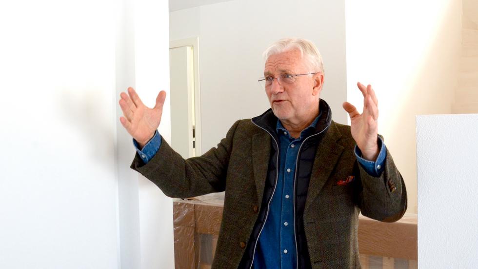 Björn Berglund från Värnamo har jobbat som mäklare i 43 år och gjort ”några tusen affärer”.