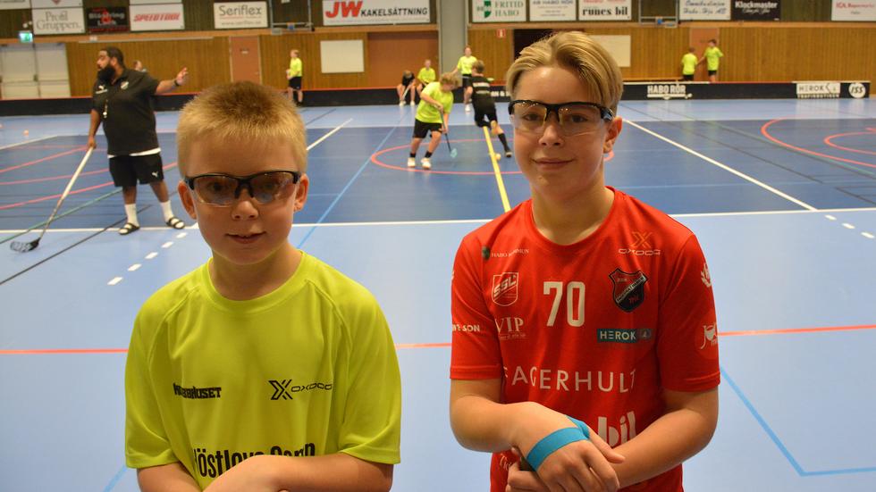 Filip Darmark, 11, och Lucas Svensson, 12, har haft möjlighet att spela innebandy under nästan hela höstlovet. 
