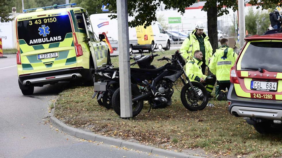 En olycka med moped och bil skedde vid Jordbrorondellen. FOTO: Robert Eriksson