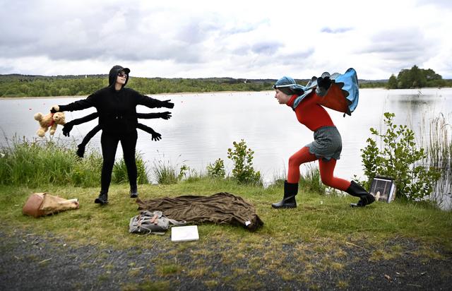 Skräddarspindeln Sinus som bor vid Rocksjön berättar för Kungsfiskaren King om hur bra det är för djur att leva vid naturreservatet.