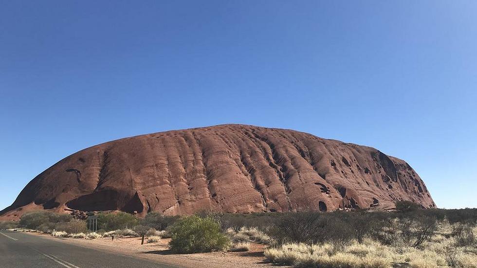 För den som närmar sig med bil tornar klippan upp sig på långt håll. Spåren på berget har enligt aboriginernas berättelser bildats när ödle- och ormvarelser krigade.