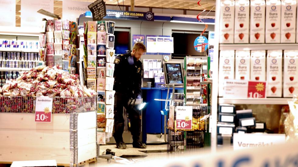 Polisen söker spår efter inbrottet på Hemköp i Skillingaryd. En större mängd cigaretter och snus stals vid inbrottet.