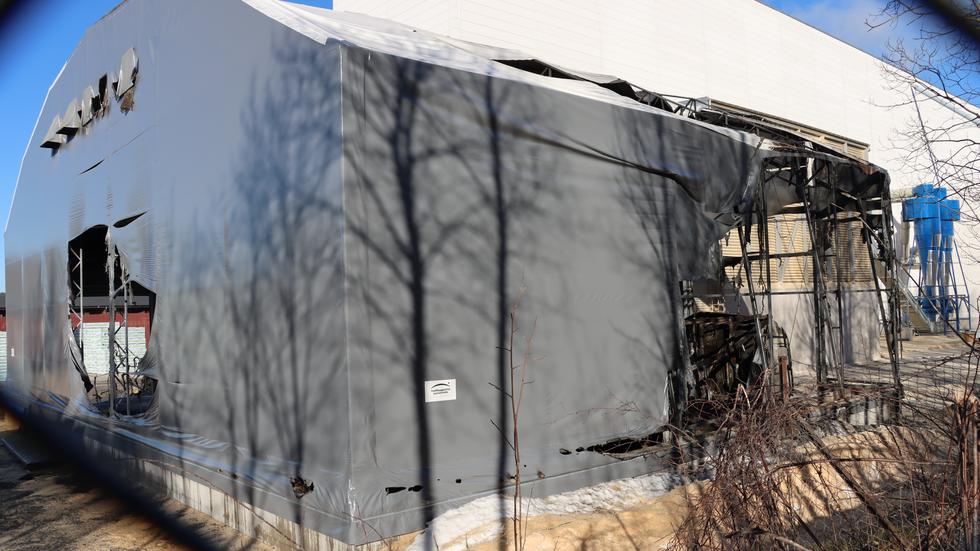 Delar av väggarna och taket i lastningstältet på sågverket Setra i Hasselfors förstördes när en lastbil som stod inne i tältet började brinna sent under torsdagskvällen.