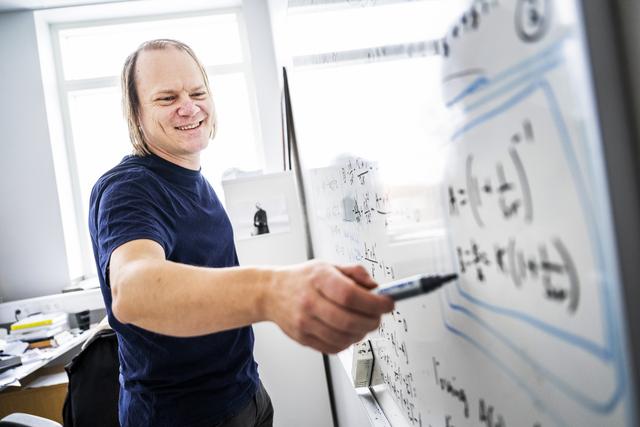 Erik Thomé är lektor i matematik, fysik och filosofi. Han har doktorerat vid Uppsala universitet och bor i Lund.