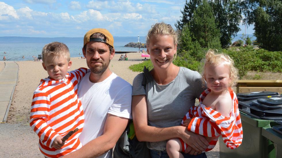 Samboparet Alexander Öhman och Johanna Carlström och deras barn Valle och Signe inledde semestern vid Domsandsbadet.  
