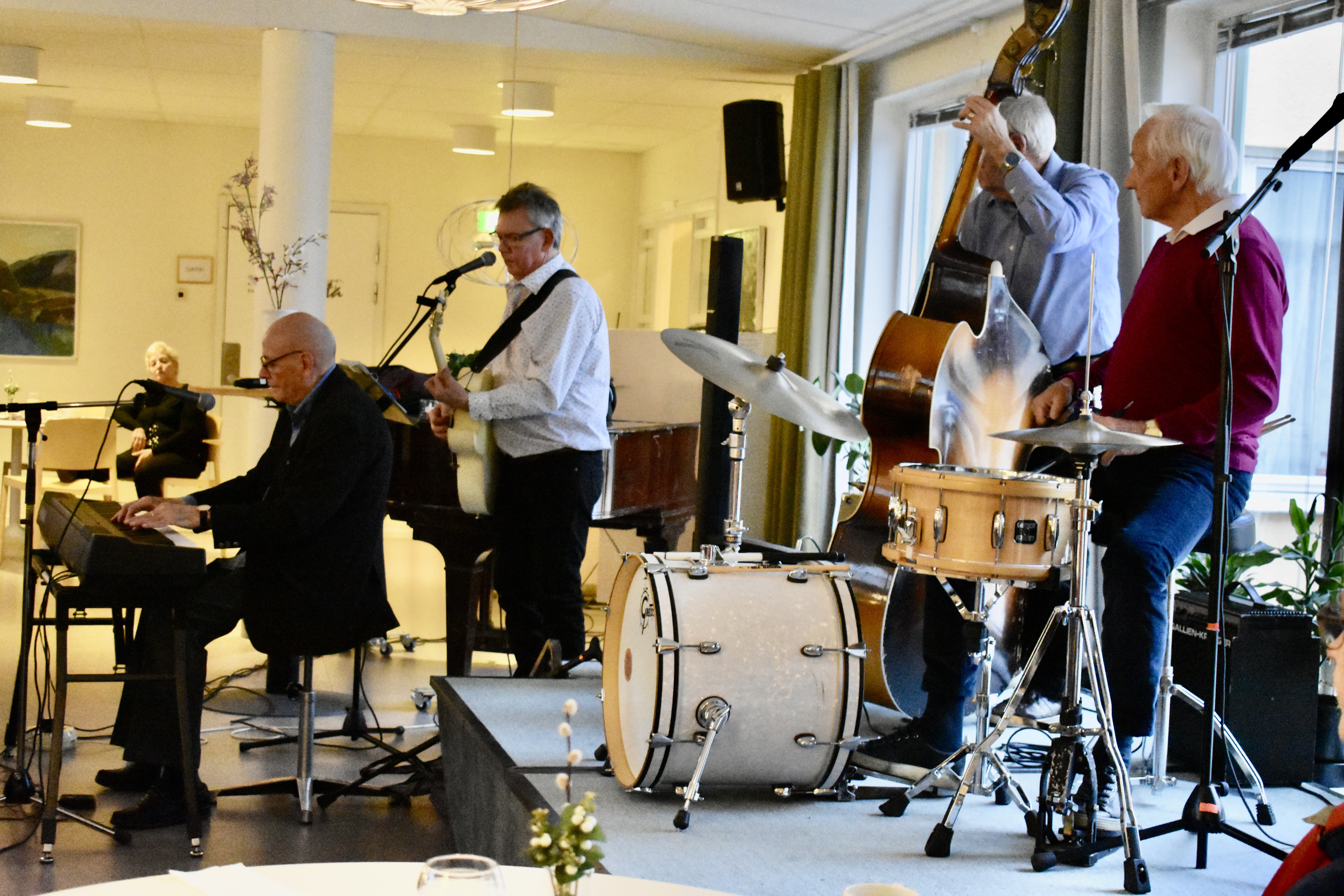 Gösta Svenssons kvartett gjorde stor succé vid framträdandet på SPF Glada Hudiks musikkafé. Foto: Hans Wandér.