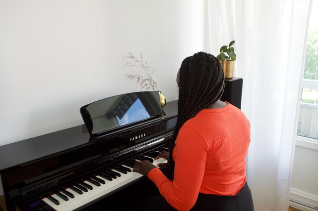 Faith Kakembo vid sitt piano.