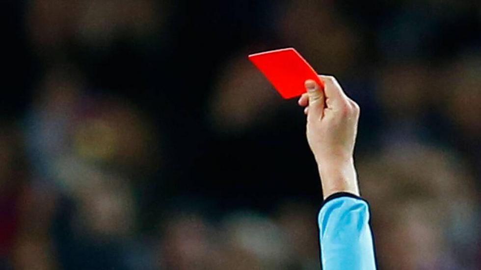 Fotbollspelaren som fick rött kort har nu dömts för misshandel av domaren. 