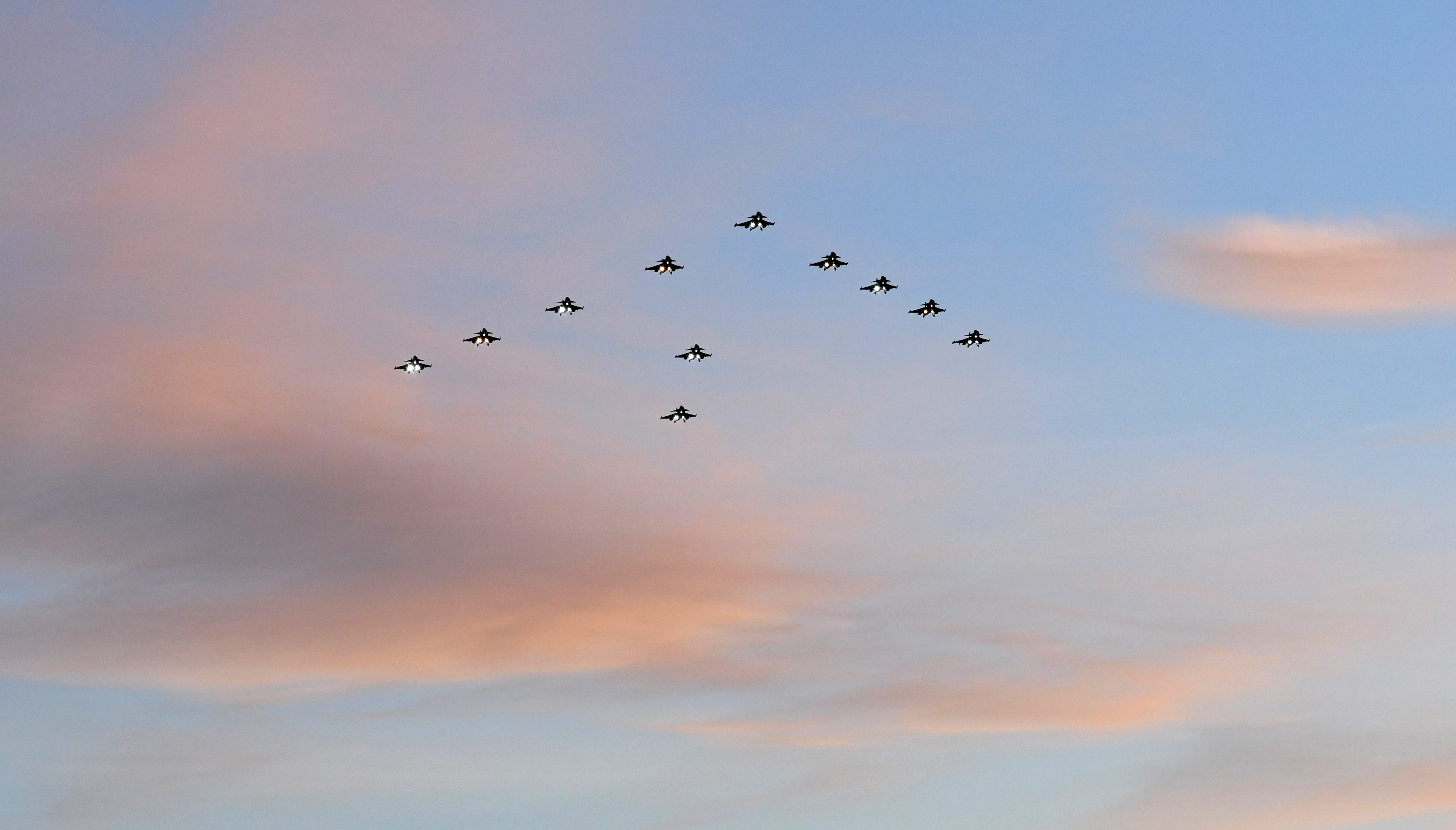 Försvaret vill önska god jul formationsflyger över Nynäshamn