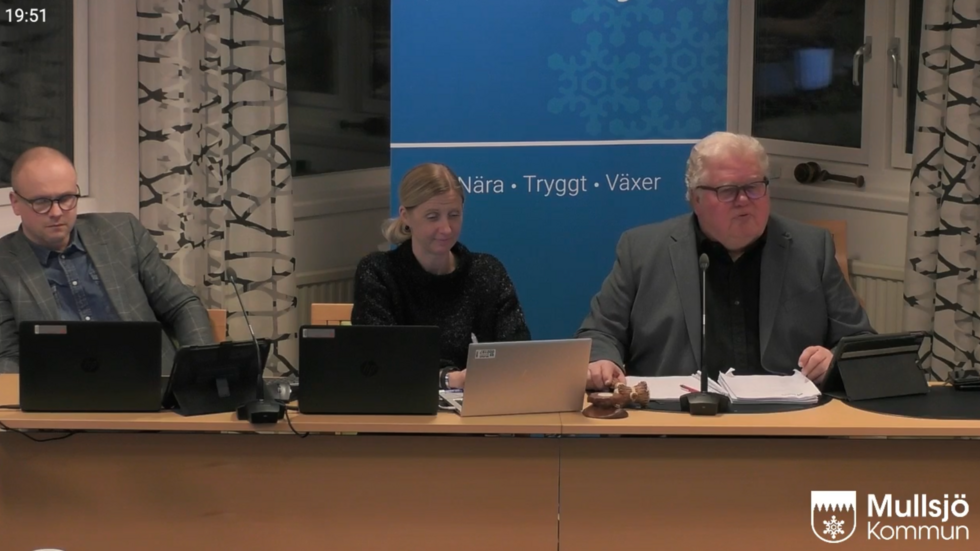 Joel Lundgren, kommunsekreterare i Mullsjö, Sandra Lidberg, kommunchef och Ingemar Eriksson (M), kommunfullmäktiges vice ordförande på presidiet under tisdagskvällens fullmäktigemöte.