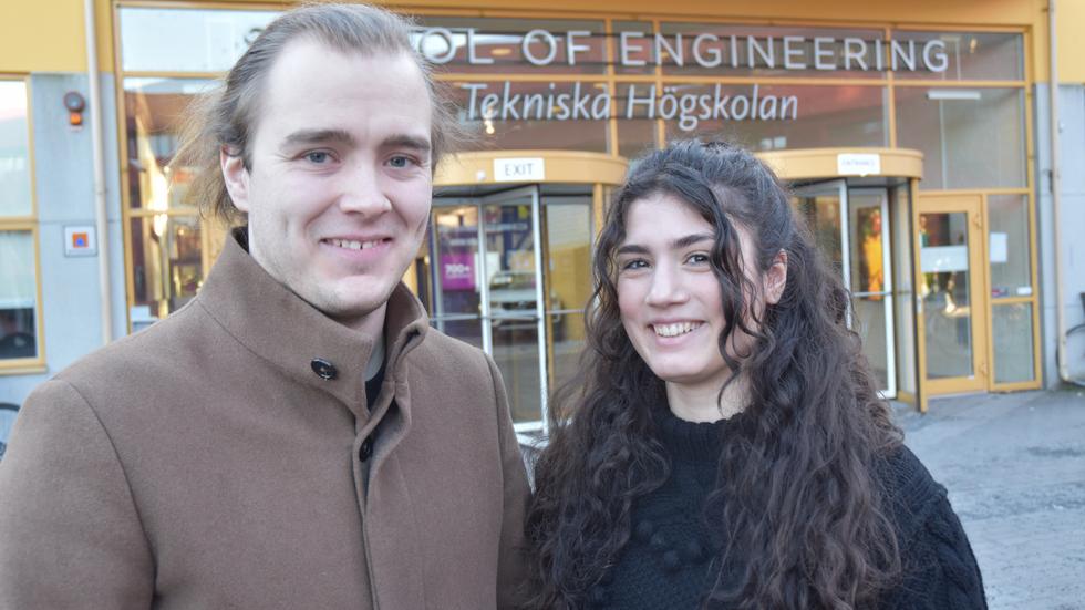 Filip Fagré, 25 år från Habo, och Susan Du Rietz, 25 år från Jönköping, går andra året på den tvååriga utbildningen produktutveckling med möbeldesign som ges via Jönköping University.