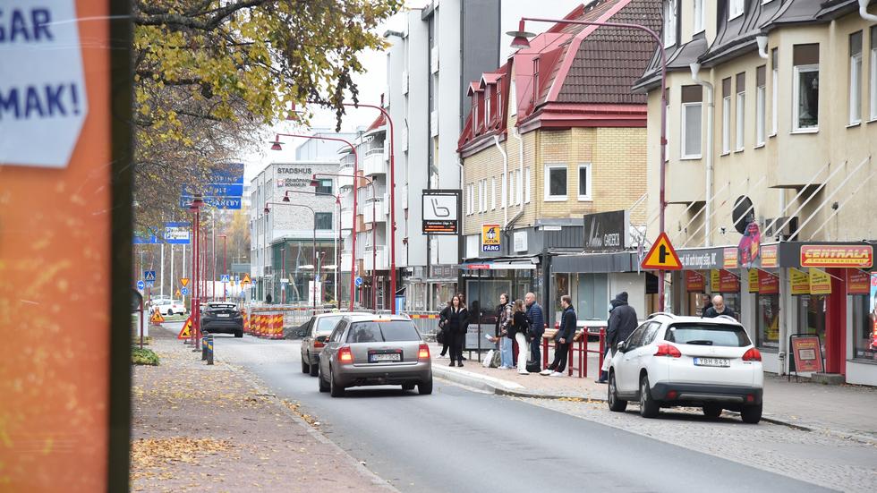 Kommunen svarar på varför flera busshållplatser i Huskvarna, bland annat en på Esplanaden, har flyttats till nya lägen den senaste tiden. 