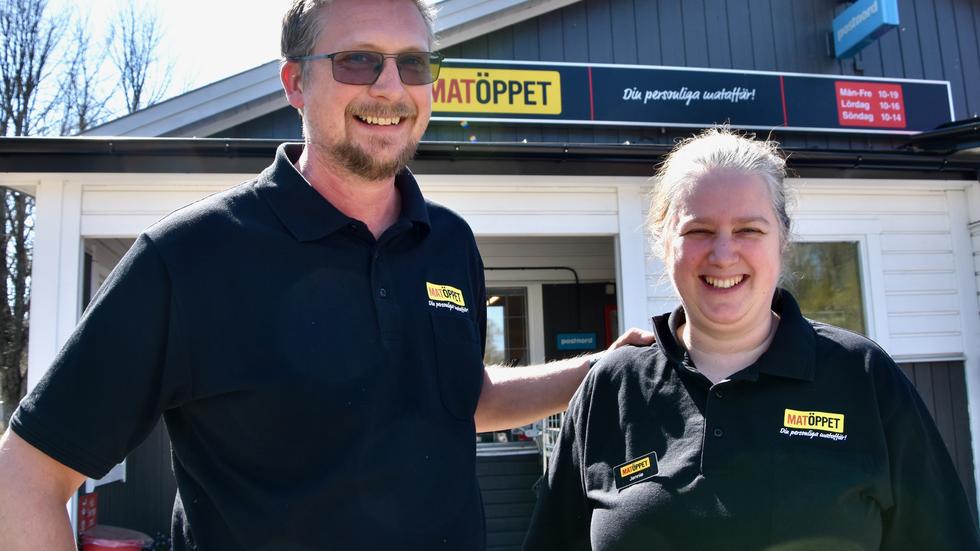 Christian Johansson och hustrun Jennie Gladh driver Matöppet i Sandhem sedan 2017.