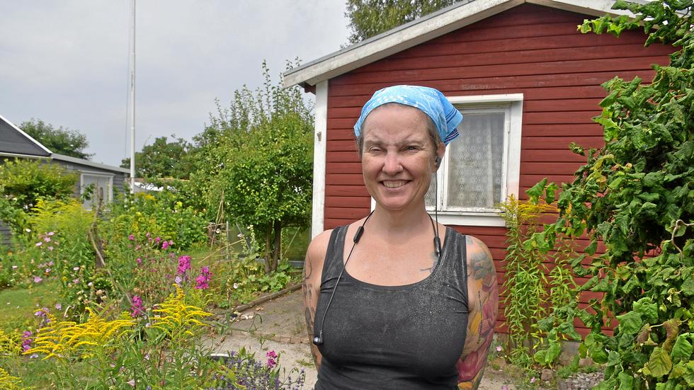 Kolonist Therese Åström älskar sin kolonistuga och täppan. Hon behöver den för att komma ner i varv.