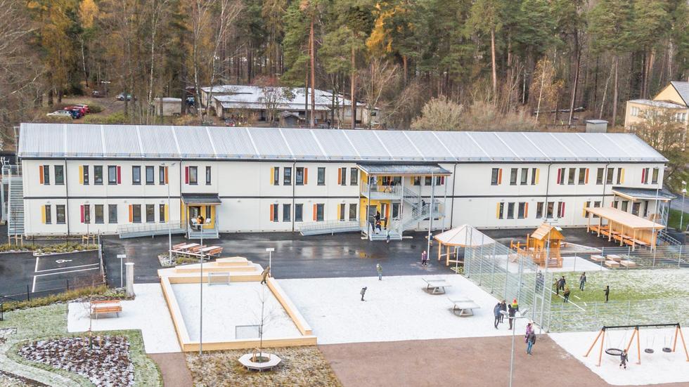 Rosendalsskolan i Ulleråker i Bromma, byggd av Parmaco, liknar modulförskolan i Mullsjö till utseendet och ger en bild av hur det kan komma att se ut. Skolan på bilden är dock drygt tio meter längre.