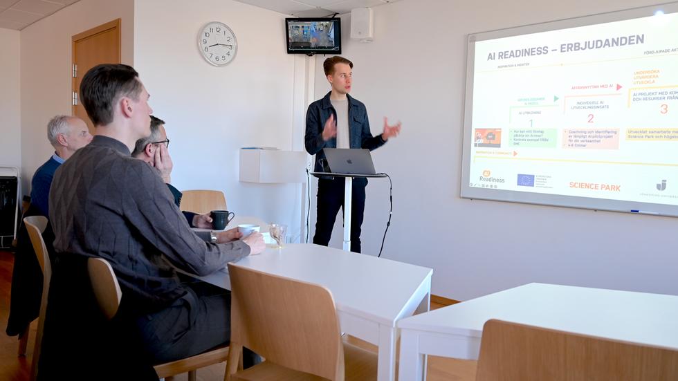 Simon Sleman från Science Park berättade om JAIL, Jönköpings AI Lab, som undersöker möjligheterna med verktyg som Chat GPT.