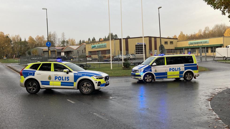 Polisen har gjort avspärrningar vid korsningen Mellangatan–Åkersvägen i Skillingaryd. 