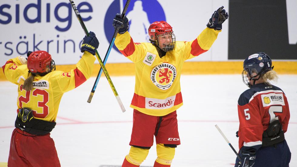 HV-spelarna Mira Jungåker, som har HC Dalen som moderklubb, och Jenna Raunio firar ett av Raunios två finalmål.   Foto: Erik Mårtensson/Bildbyrån