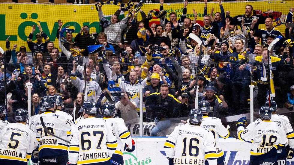 HV-truppen firar med de tillresta supportrarna efter 3–2-segern i Winpos Arena. Foto: Johan Löf/Bildbyrån