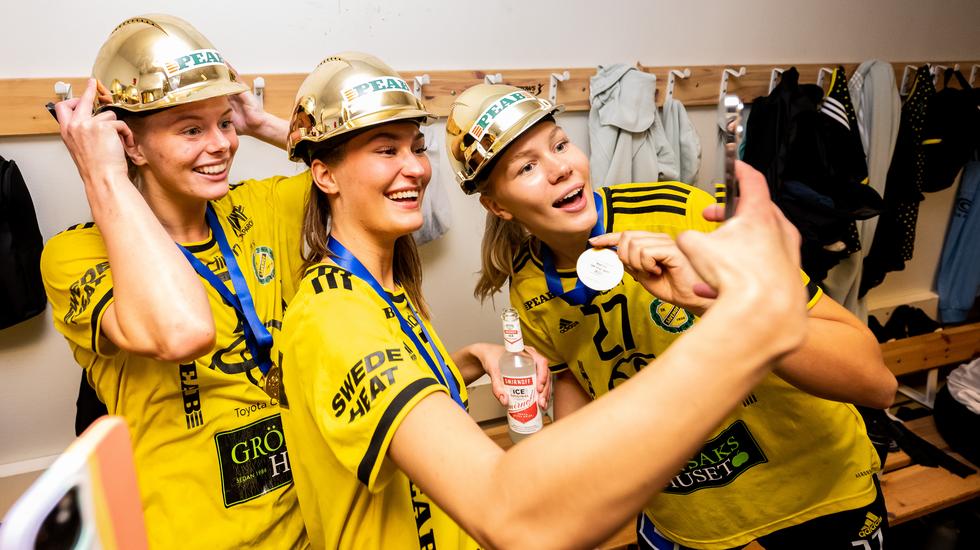 Sävehoftrion Nina Koppang, Stella Huselius och Thea Kylberg guldfirar efter den fjärde och sista SM-finalmatchen mot H65 Höör.