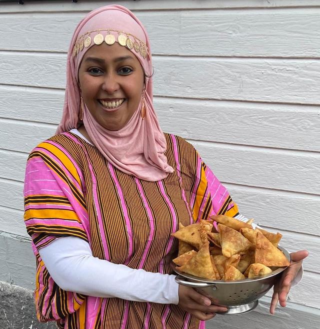 Sumeia sålde Sambusa på marknaden. Ett tunnt bröd som vikts ihop med fyllning och sedan friteras till en fantastisk somalisk pirog. Foto: Anita Holm