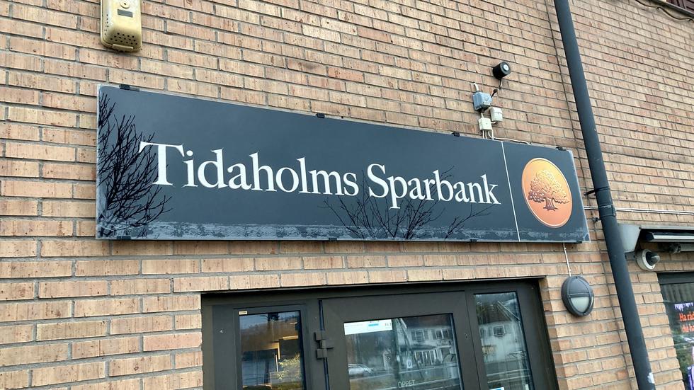 Tidaholms Sparbank bemöter kritiken från kvinnan i Mullsjö som lurades av bedragare. 