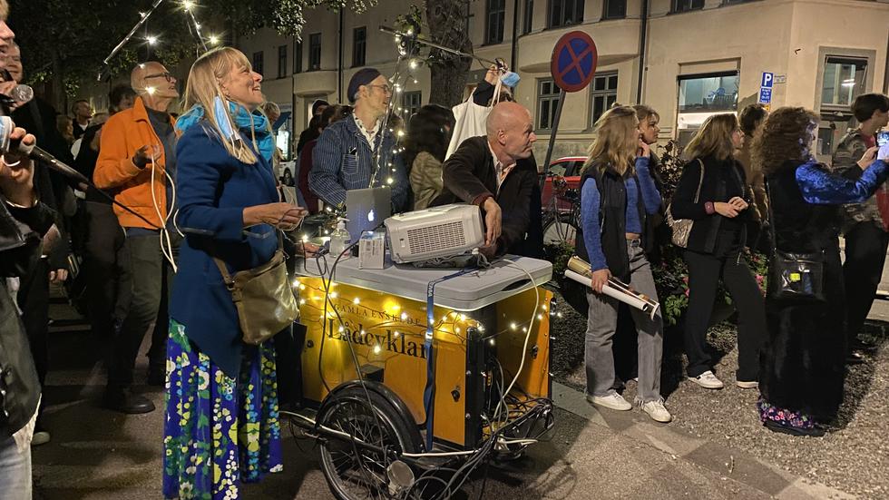 Lådcykel, projektor och högtalare utgör grunden för Street karaokes utomhusallsång. Här vid ett event i Stockholm. 