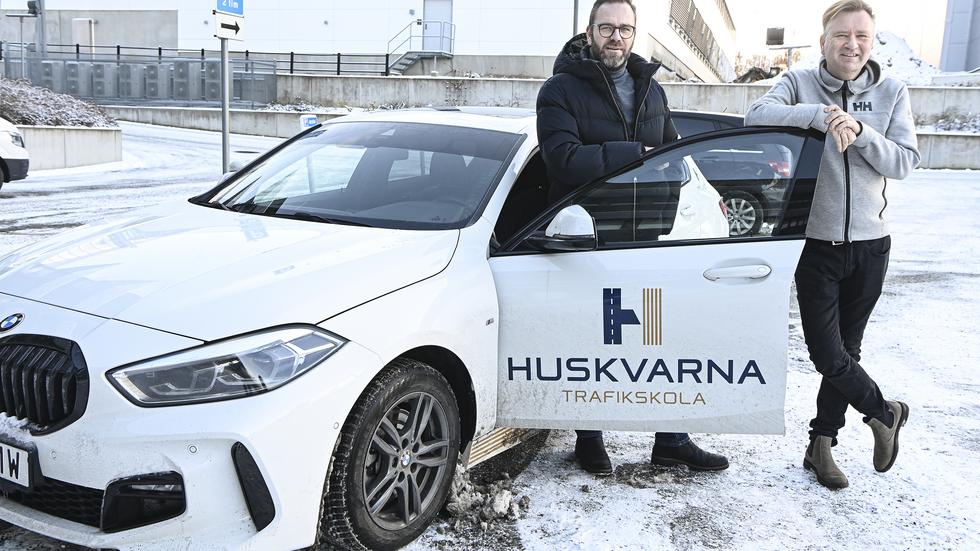 Tobias Adolfsson och Björn Hellström på Huskvarna Trafikskola har under de senaste åren sett en snabb förändring i att fler vill utbilda sig i att bara köra automatväxlade bilar.