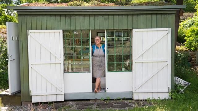 Birgitta Sandström Lagercrantz kolonistuga får en öppen känsla tack vare glasdörrarna som går att dra isär.