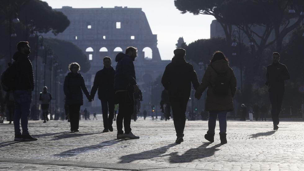 Fotgängare i Rom i januari 2020 när den italienska stadens borgmästare begränsade biltrafiken under några dagar för att bekämpa luftföroreningar. Arkivbild.