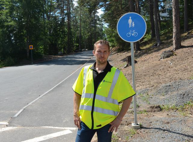 Mikael Norell, gatu- och parkchef i Habo kommun, står vid den nyanlagda gång- och cykelvägen ner mot Domsandsbadet. 