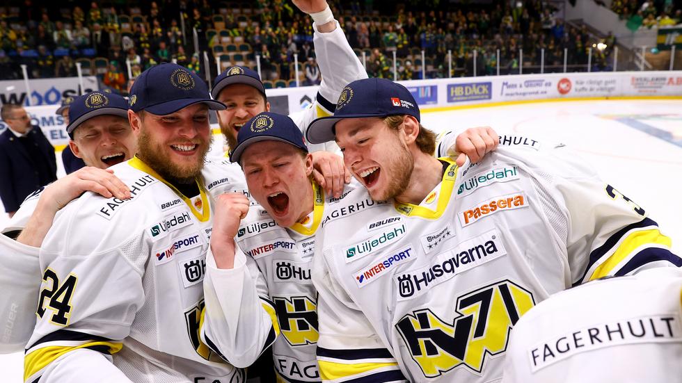 HV71:s spelare jublar efter final sex i kvalet till SHL mellan Björklöven och HV71. Bild: Bildbyrån