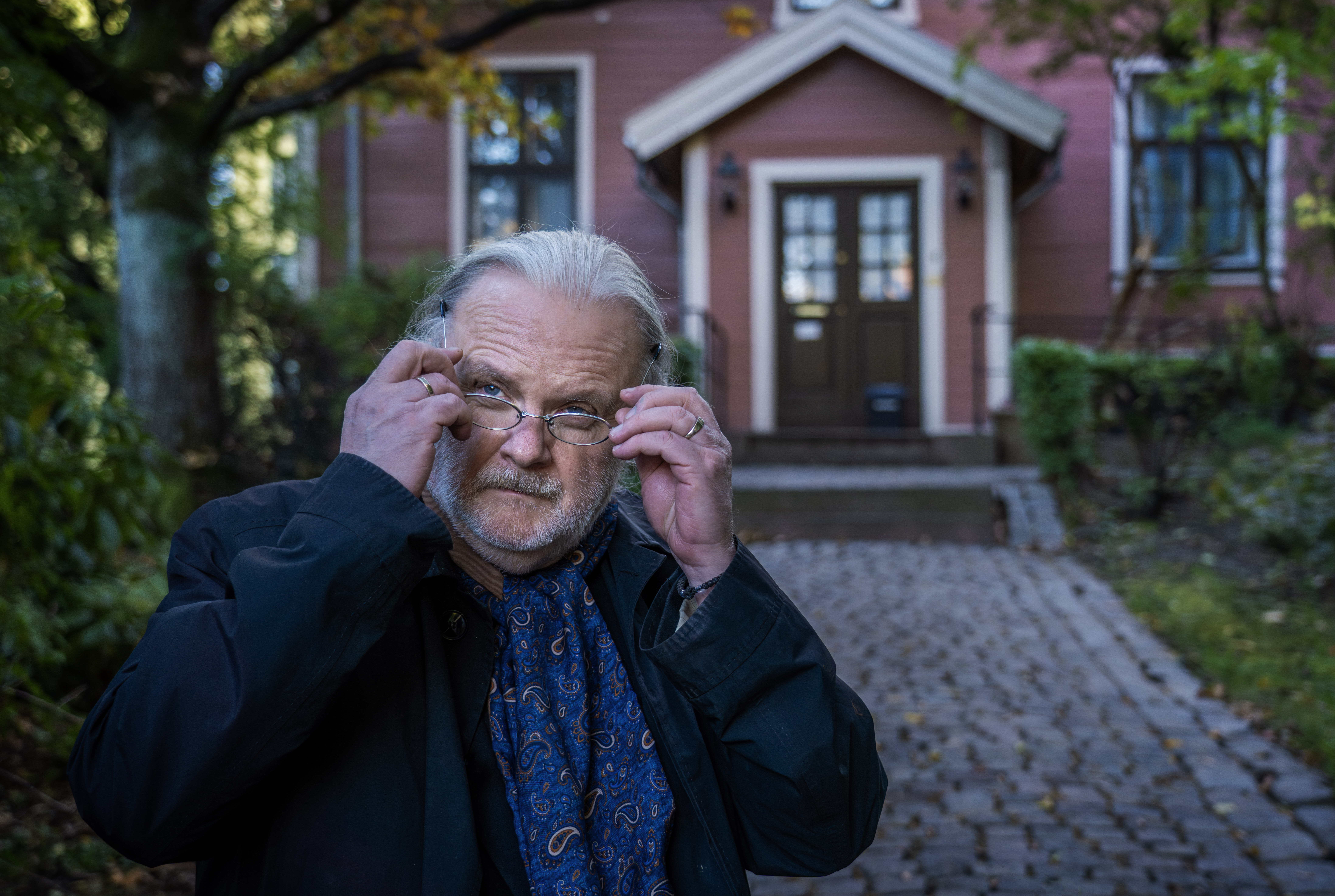 Årets litteraturpristagare Jon Fosse utanför sin bostad i Oslo.