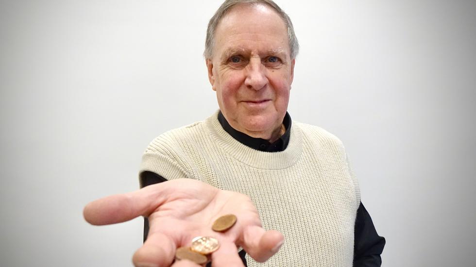 Hur många har växelmynt på fickan idag? Magnus Widell har skrivit en bok om när bristen på mynt var så akut att köpmännen fick göra egna pengar.