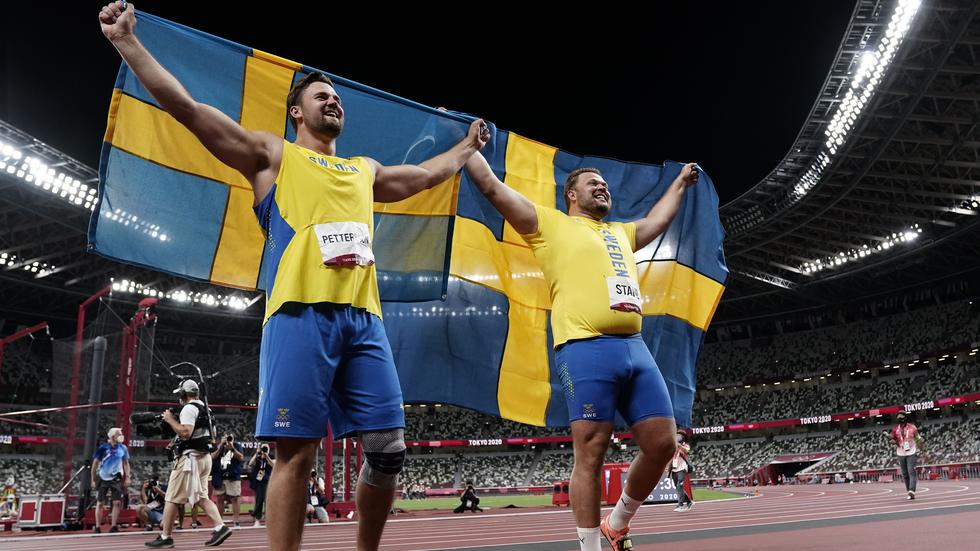 Sveriges Daniel Ståhl och Simon Pettersson firar efter diskusfinalen under sommar-OS i Tokyo. Foto Björn Larsson Rosvall / TT