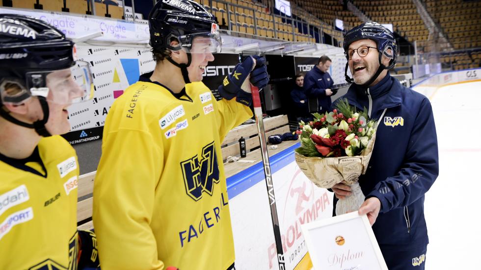 HV71:s huvudtränare Tommy Samuelsson är Månadens Jönköpingsbo. Under tisdagen överraskades han av JP/Jnytts reporterteam Jonas Almqvist och Robert Eriksson på isen i Husqvarna Garden. 