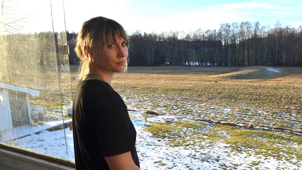 Emmeline Fredriksson boende på Kyrkvägen vill inte ha en padelanläggning på husknuten. 