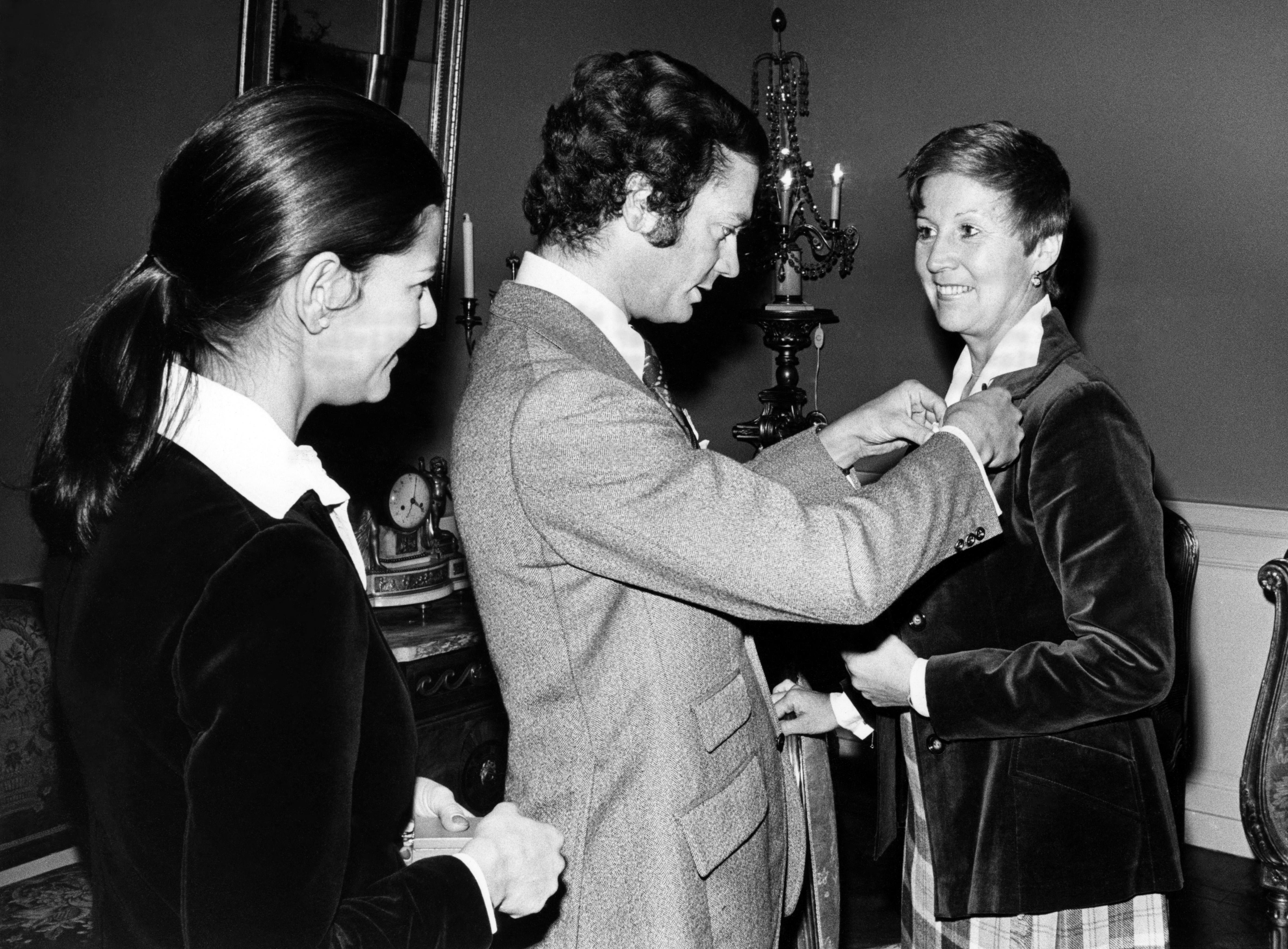 Jan Collsiöö/TT
Från vänster drottning Silvia, kung Carl Gustaf och operasångerskan Kjerstin Dellert som tar emot en medalj av kungen. Arkivbild.